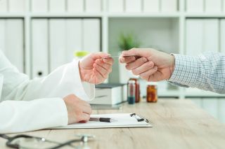 Foto: Arzt nimmt die E-Card an